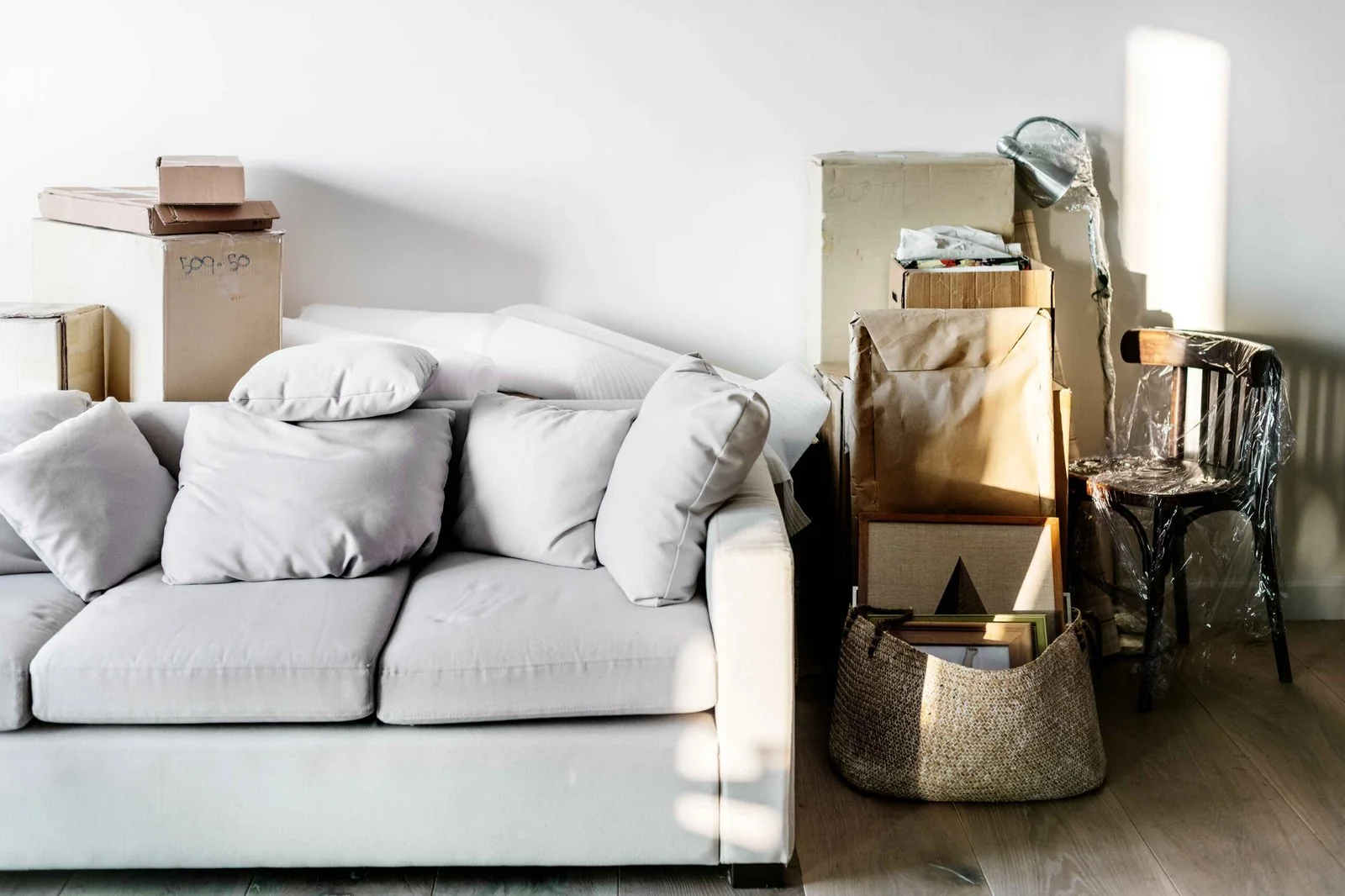 Wohnbereich mit Sofa und Umzugskartons